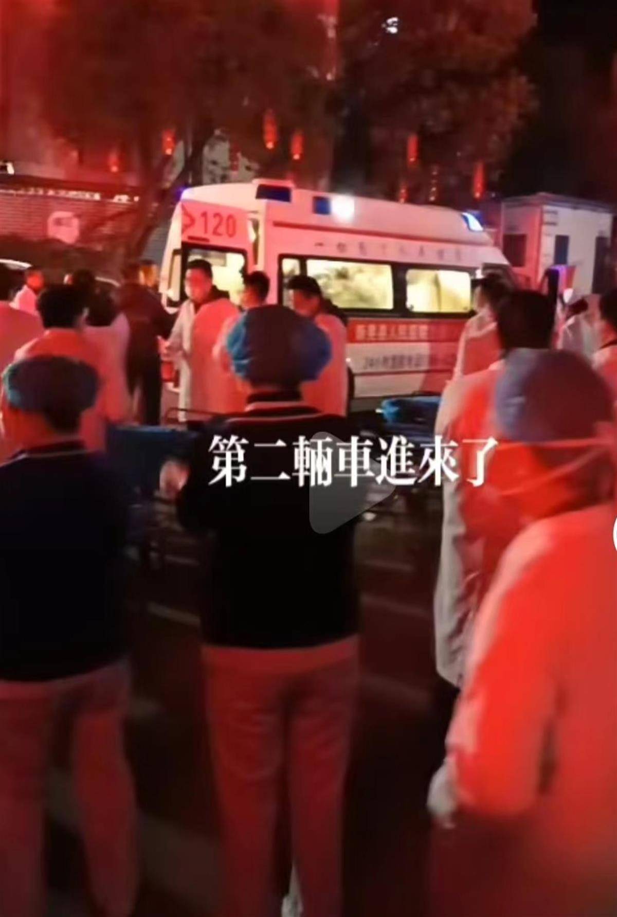 华为后面手机卡怎么安
:沪昆高速湖南芷江段一客车侧翻，医院：有32人住院治疗