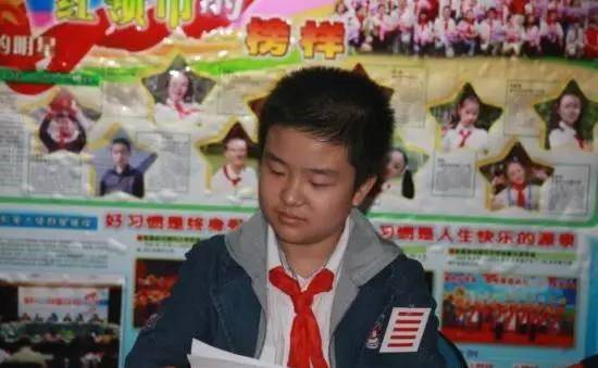 麻城麻将红中赖子杠苹果版:还记得“五道杠少年”吗？成名短短几天，风头就被“不屑弟”抢去
