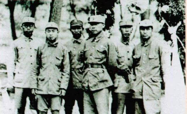 如何安装苹果版的啪哩啪里:大雾中，八路高级将领问哨兵话，对方却用日语喊了起来