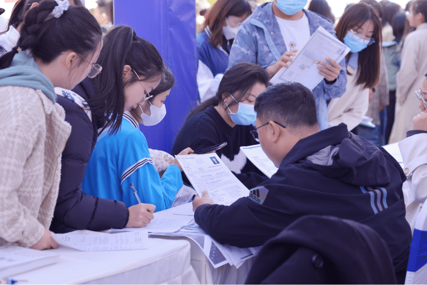 云南学生安全管理苹果版:云南这场招聘会吸引超4万名毕业生来“赶集”-第2张图片-太平洋在线下载