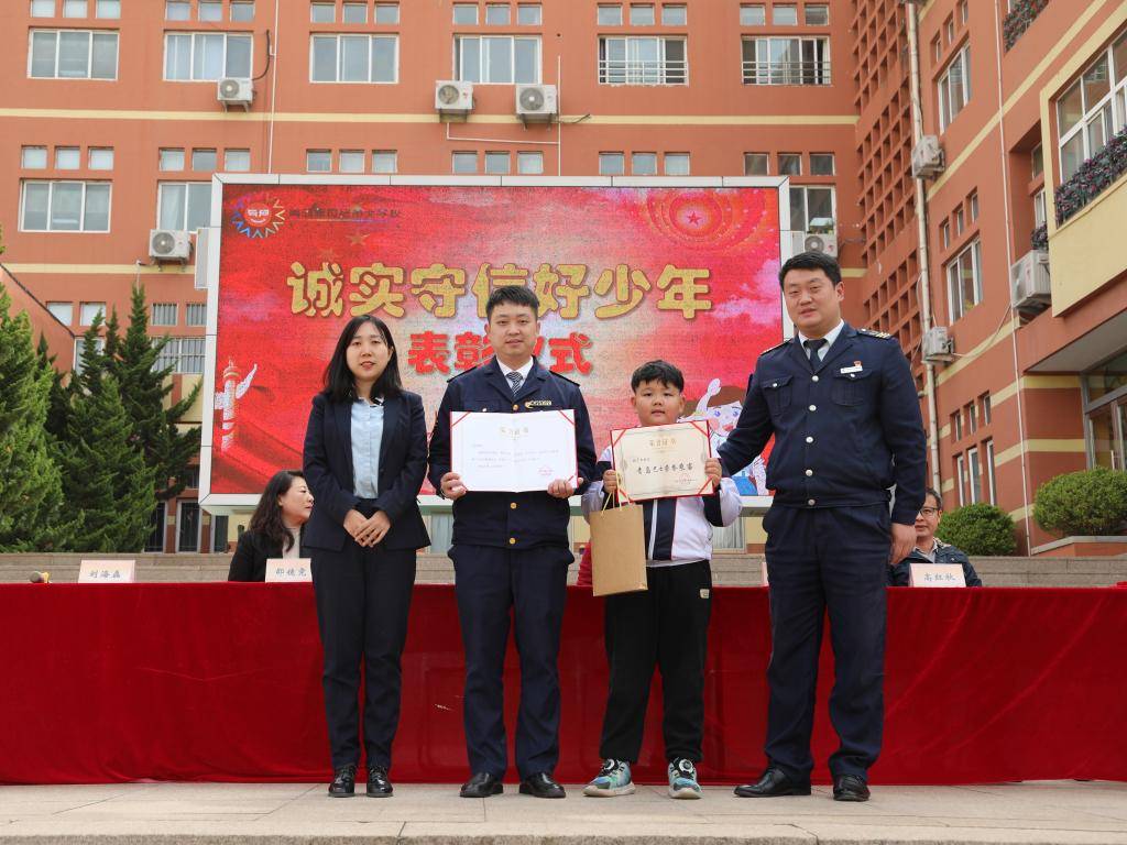 巴士驾驶2020苹果版:“拉钩男孩”找到了！曾被全城寻找，现被授予“荣誉小乘客”